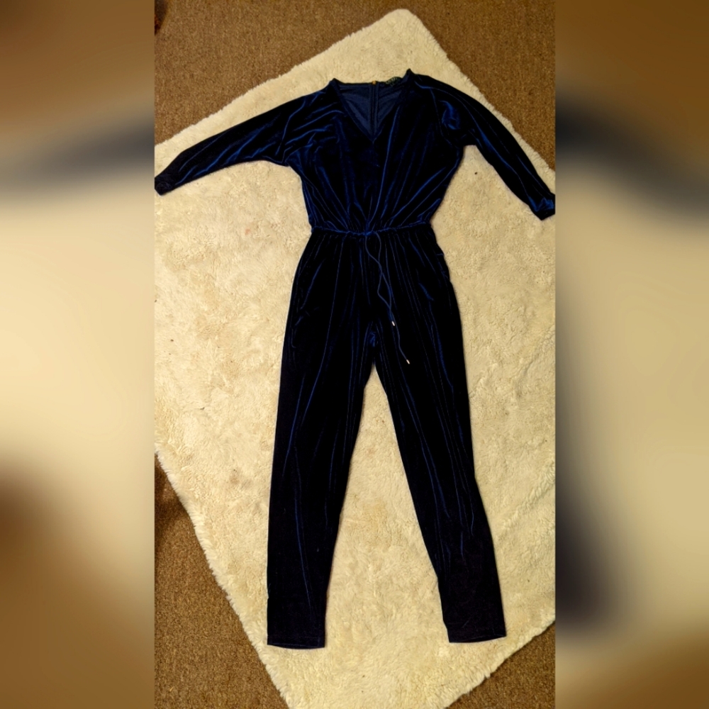 Deliciously luxurious velvet jumpsuit ✨
